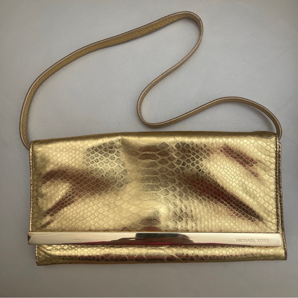 Michael Kors Gold Hand Bag
Magnetic Snap
Detachable Strap